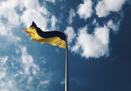 Ukrainan lippu salossa, taustalla taivas.