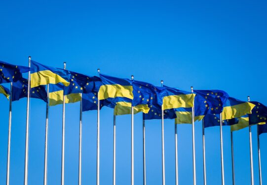 EU:n ja Ukrainan lippuja lipputangoissa.
