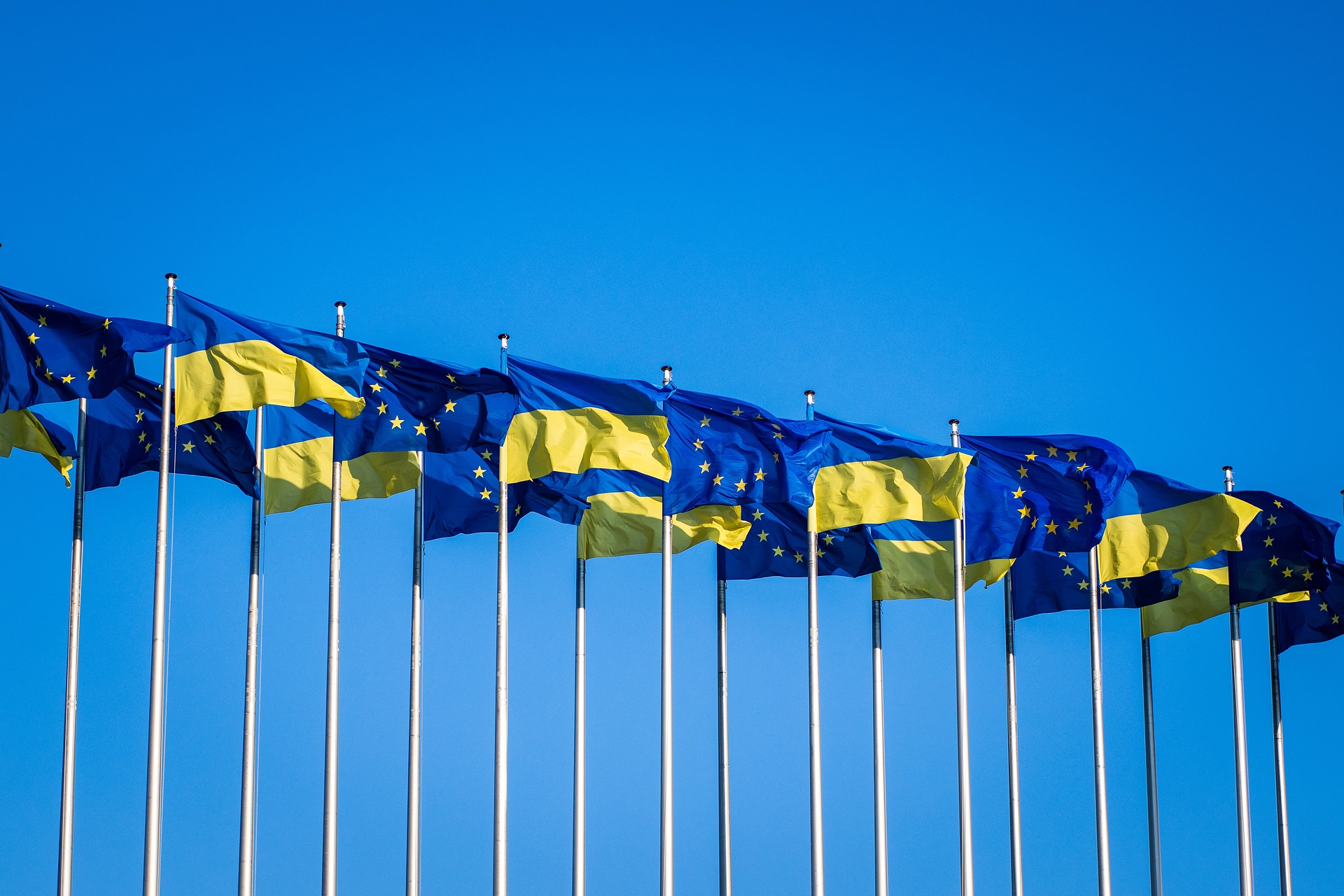 EU:n ja Ukrainan lippuja lipputangoissa.