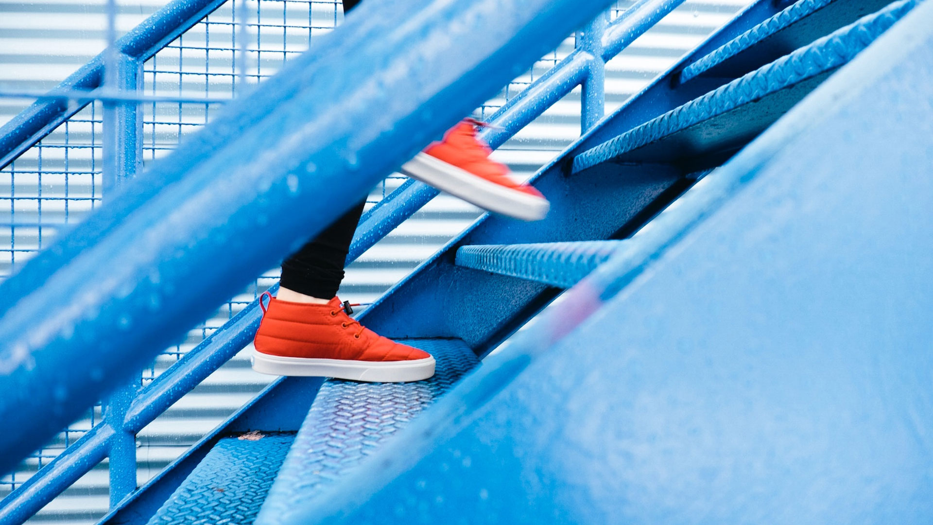 Henkilön jalat kuvattuna nousemassa portaita. Kuvan lähde: Unsplash.