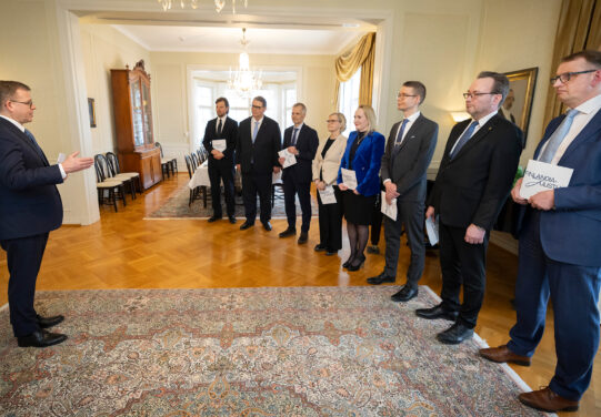 Prime Minister Petteri Orpo received the Finlandia Declaration from representatives of the export and energy industries at Kesäranta on March 5, 2025. Photo: Matti Matikainen.