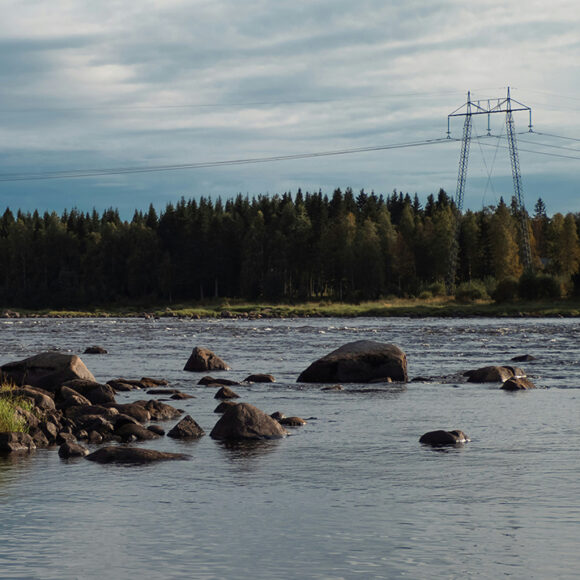 Vesistö, jonka yli kulkee sähköverkkoa. Kuva: Aleksi Partanen, Unsplash.com